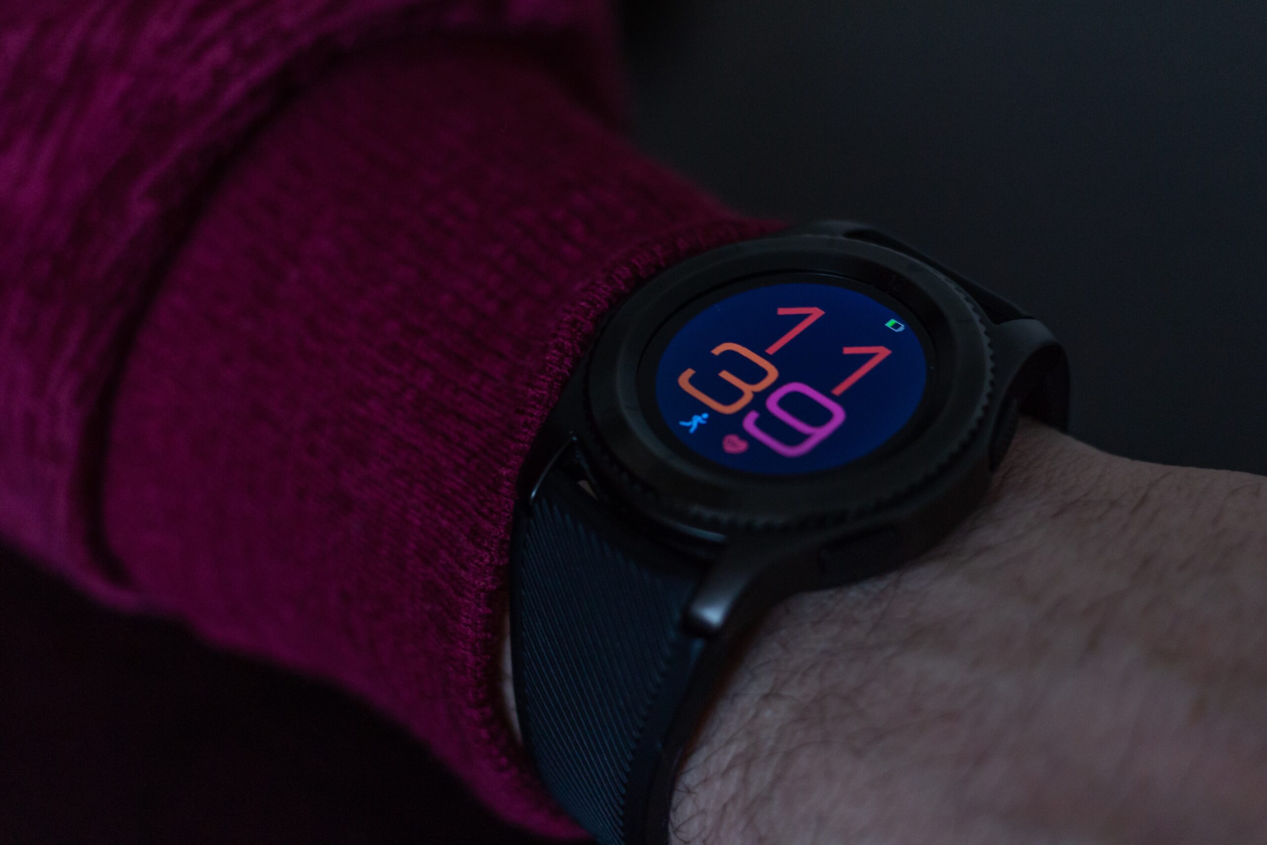 Geekran-smartwatch-sleek-design-fitness-tracking