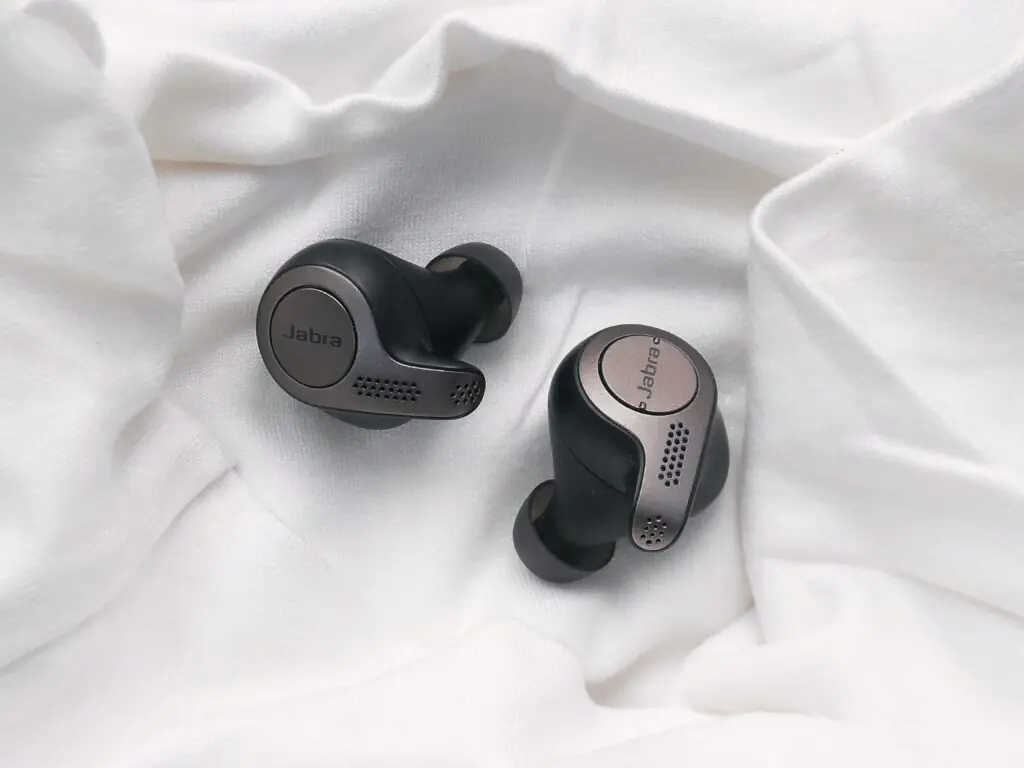 Lineup of noise-cancelling earbuds
